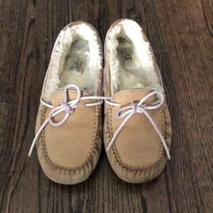 Tan ugg house shoe slipper